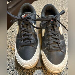 Nike Women's court Legacy Lift Black Sneakers